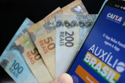 AUXÍLIO BRASIL continua nos R$ 400 em 2023 ou mantem em R$ 600