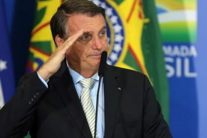 Bolsonaro promete salário mínimo de R$1.400 ao Vivo no debate com Lula na Globo