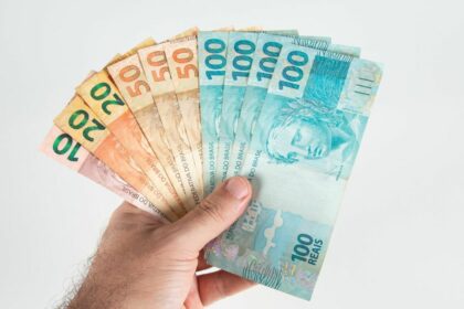 Auxílio para JOVENS de R$ 2.200 está LIBERADO; veja como solicitar