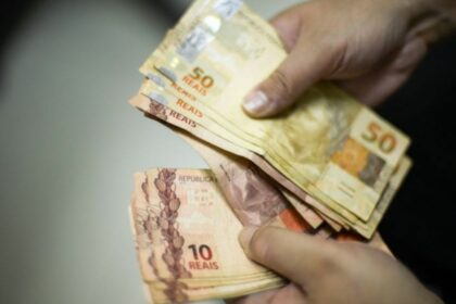 Famílias recebem auxílio de R$ 712 em dezembro; Veja se você está na lista?